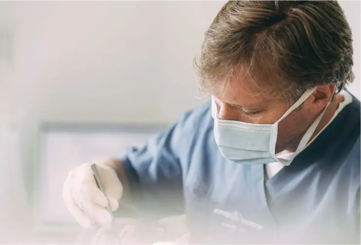 Zahnarzt bei einer endodontischen Behandlung in der Zahnarztpraxis Sandhofpassage Frankfurt – Wurzelkanalbehandlung für langfristige Zahnerhaltung