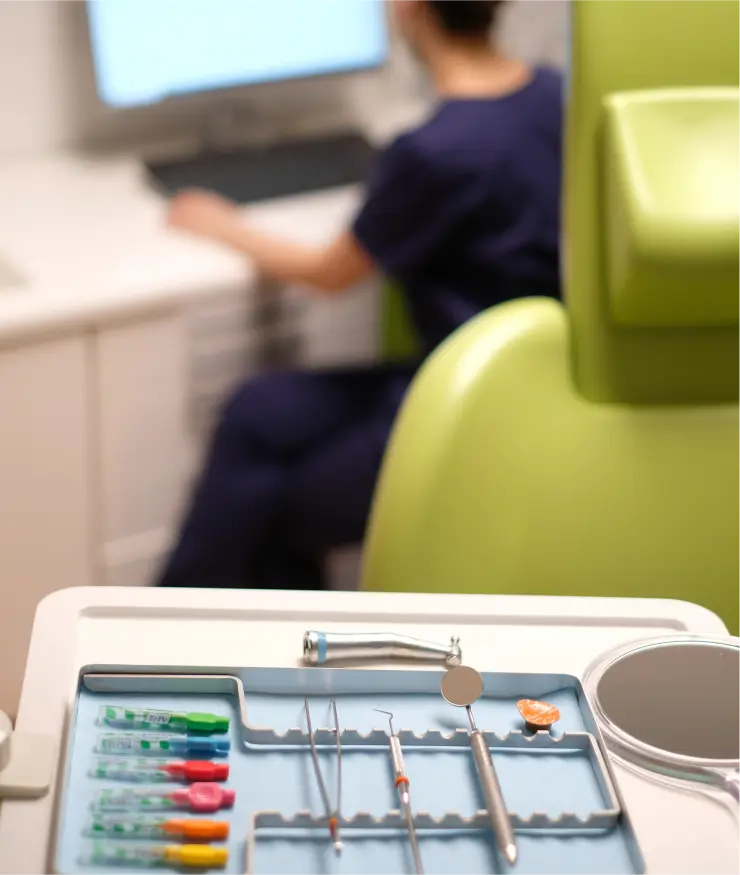 Zahnärztliches Prophylaxe-Instrumentenset und Praxisumgebung in der Zahnarztpraxis Sandhofpassage Frankfurt – professionelle Zahnreinigung und Vorsorgebehandlung