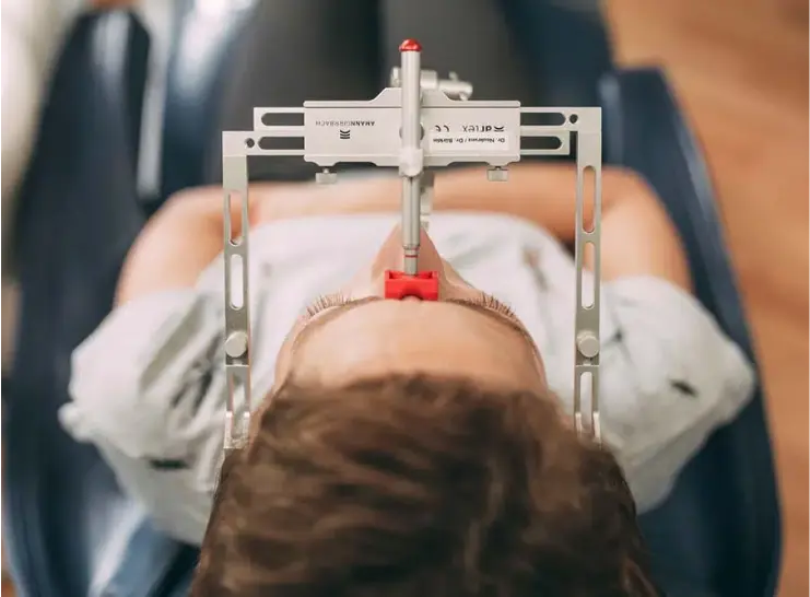 CMD-Diagnose mit Gesichtsbogen beim Zahnarzt in Sandhofpassage Frankfurt – präzise Vermessung der Kieferstellung zur Behandlung von Kiefergelenksstörungen