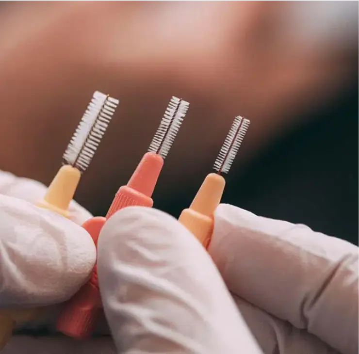 Nahaufnahme von Zahnzwischenraumbürsten in verschiedenen Größen zur Implantatpflege in der Zahnarztpraxis Sandhofpassage Frankfurt